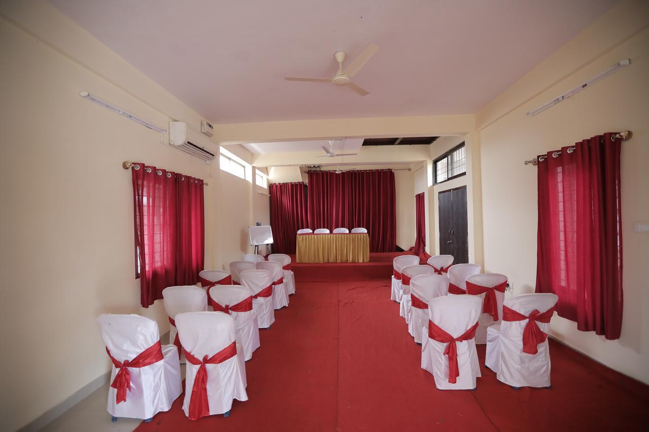 Golds Club & Resort Bayappanhalli Exterior foto